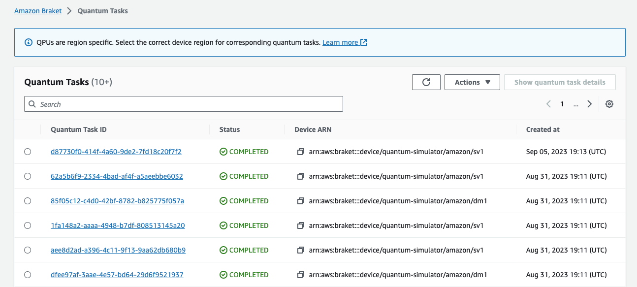 Die Amazon Braket Quantum Tasks-Konsole zeigt eine Liste der abgeschlossenen Quantenaufgaben IDs, ihres Geräts ARNs und der Erstellungszeitstempel.