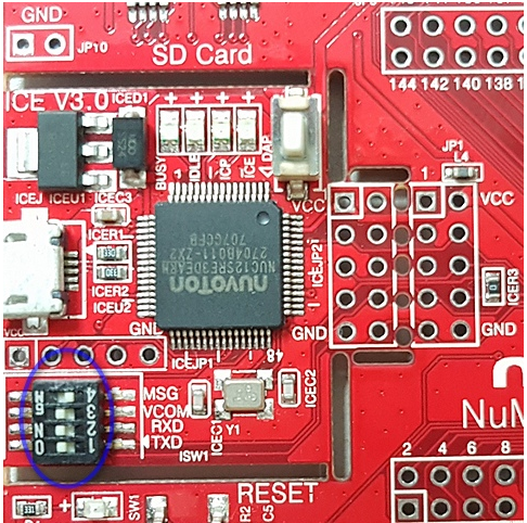 Leiterplatte mit beschriftetem SD-Kartensteckplatz, Mikrocontroller, Anschlüssen, Strom- und Reset-Anschlüssen.