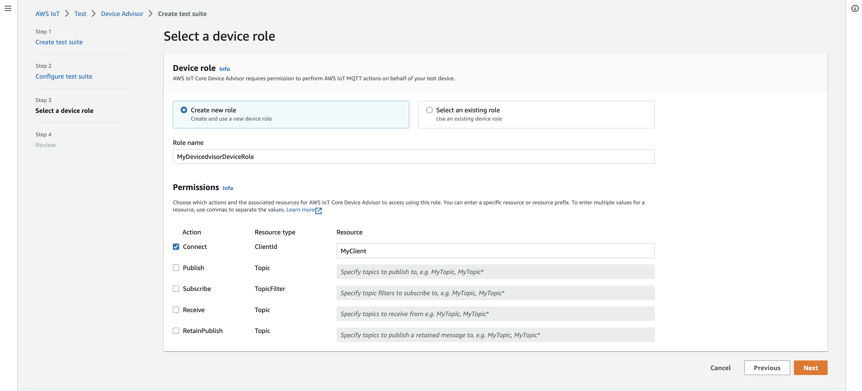 Der Schritt „Wählen Sie eine Geräterolle“ in Device Advisor zum Erstellen einer Testsuite mit Optionen zum Erstellen einer neuen Rolle oder zum Auswählen einer vorhandenen Rolle sowie Feldern zur Angabe von Rollennamen, Berechtigungen und Ressourcendetails.