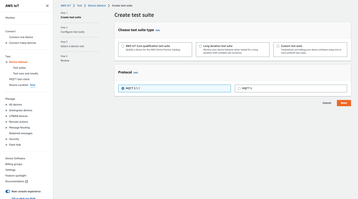 „Testsuite erstellen“ mit Optionen zur Auswahl des Testsuitetyps (AWS IoT Core Qualifikation, Langdauer oder Benutzerdefiniert) und des Protokolls (MQTT 3.1.1 oder MQTT 5).