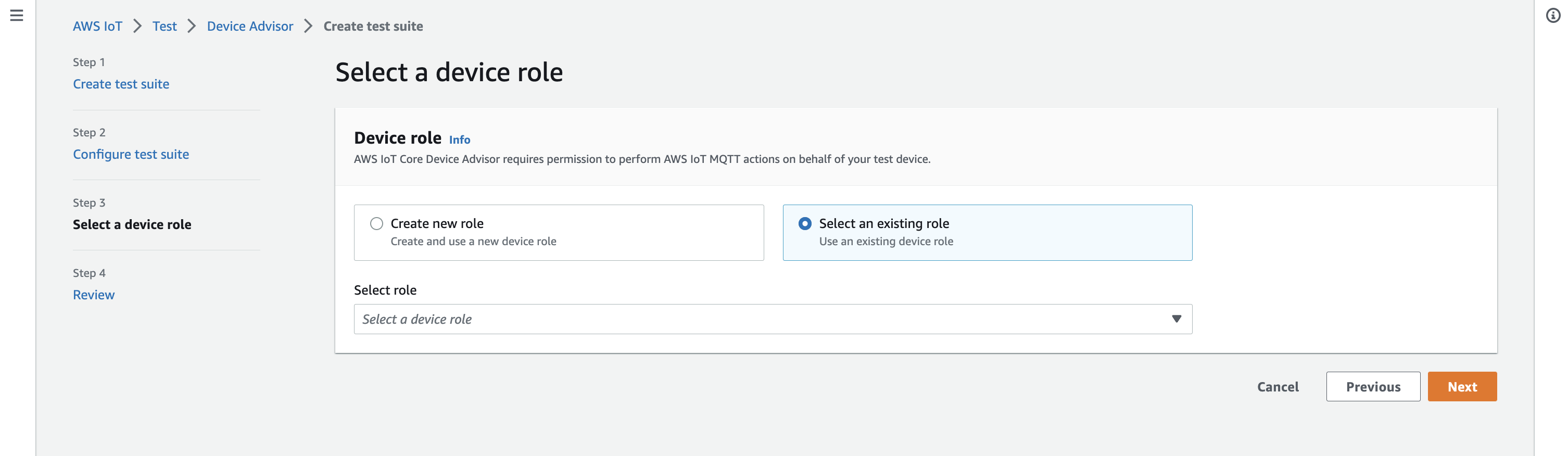 Die Seite zur Auswahl einer Geräterolle für Device Advisor-Tests mit Optionen zum Erstellen einer neuen Rolle oder zum Auswählen einer vorhandenen Rolle.