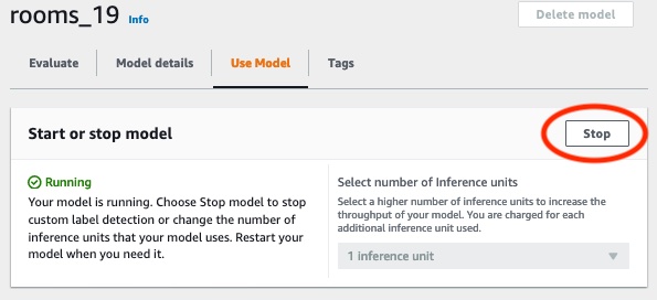 Bildschirmfoto der Konsole mit Stopp-Schaltfläche zum Beenden des laufenden Modells zur Erkennung benutzerdefinierter Etiketten.