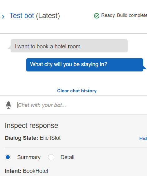 Chat-Oberfläche mit einer Benutzernachricht zur Buchung eines Hotelzimmers und einer Bot-Antwort mit der Frage nach der Stadt.