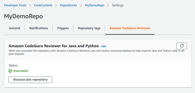 Un CodeCommit repositorio que se ha asociado a Amazon CodeGuru Reviewer.