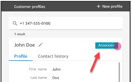 La pestaña Perfiles de clientes en el espacio de trabajo del agente, el botón Asociar.