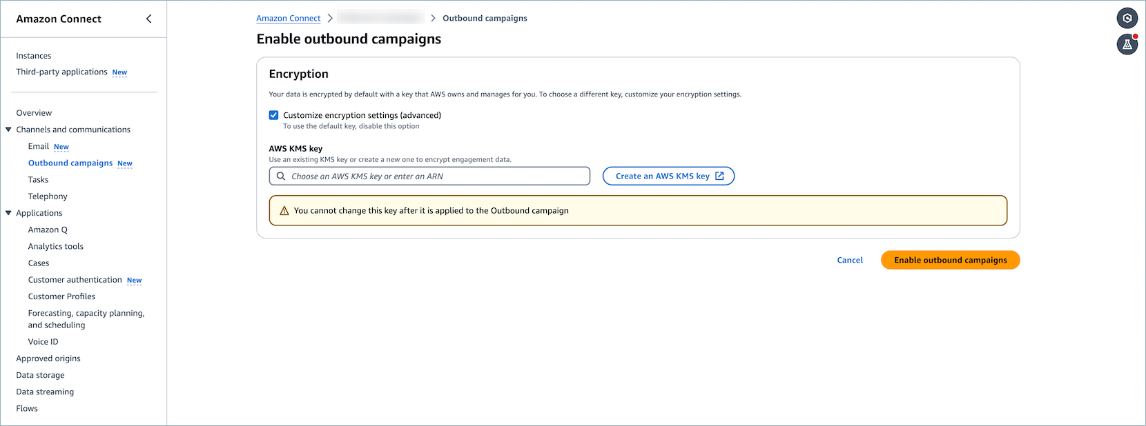 Página de configuración de KMS para campañas salientes que muestra las opciones de cifrado.