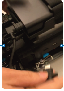
                        Imagen: desenchufar el cable USB-C del puerto de alimentación del módulo informático del vehículo.
                    