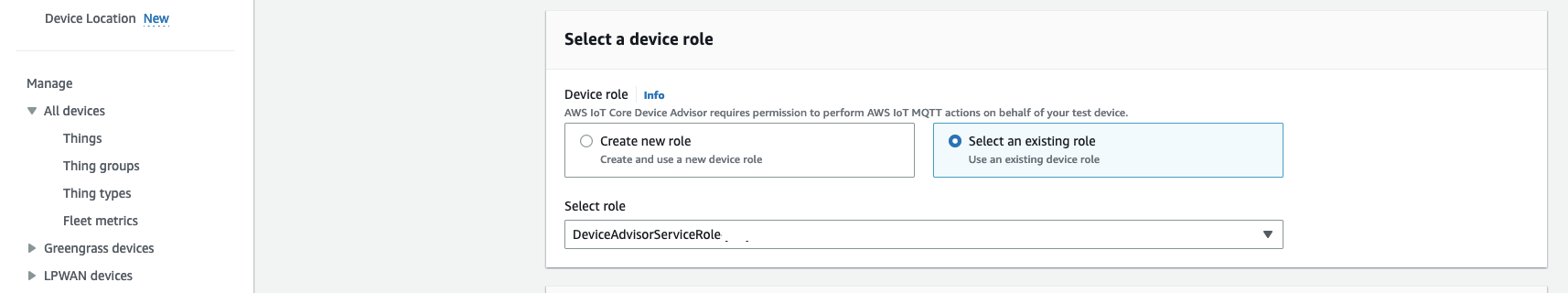 Una interfaz de formulario web para seleccionar una función de dispositivo, con opciones para crear una nueva función o seleccionar una función existente denominada "»DeviceAdvisorServiceRole.