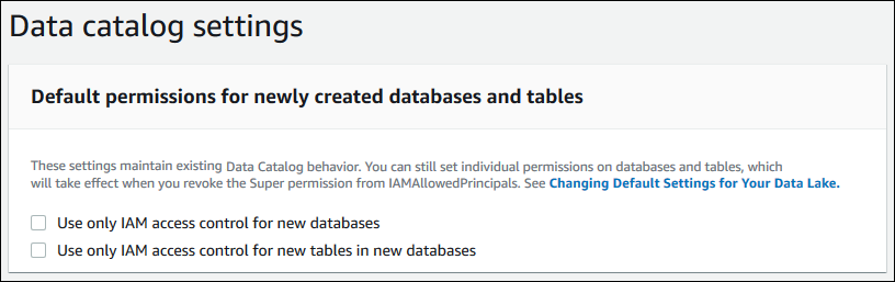 El cuadro de diálogo Configuración del Catálogo de datos tiene el subtítulo "Permisos predeterminados para bases de datos y tablas recién creadas" y cuenta con dos casillas de verificación, que se describen en el texto.