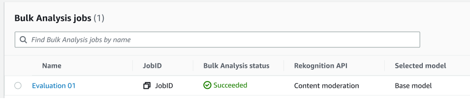 Tabla de trabajos de Análisis masivo que muestra un trabajo denominado “Evaluation 01” con el estado “Succeeded” donde se usa la API de Rekognition de Moderación de contenido y el modelo base.
