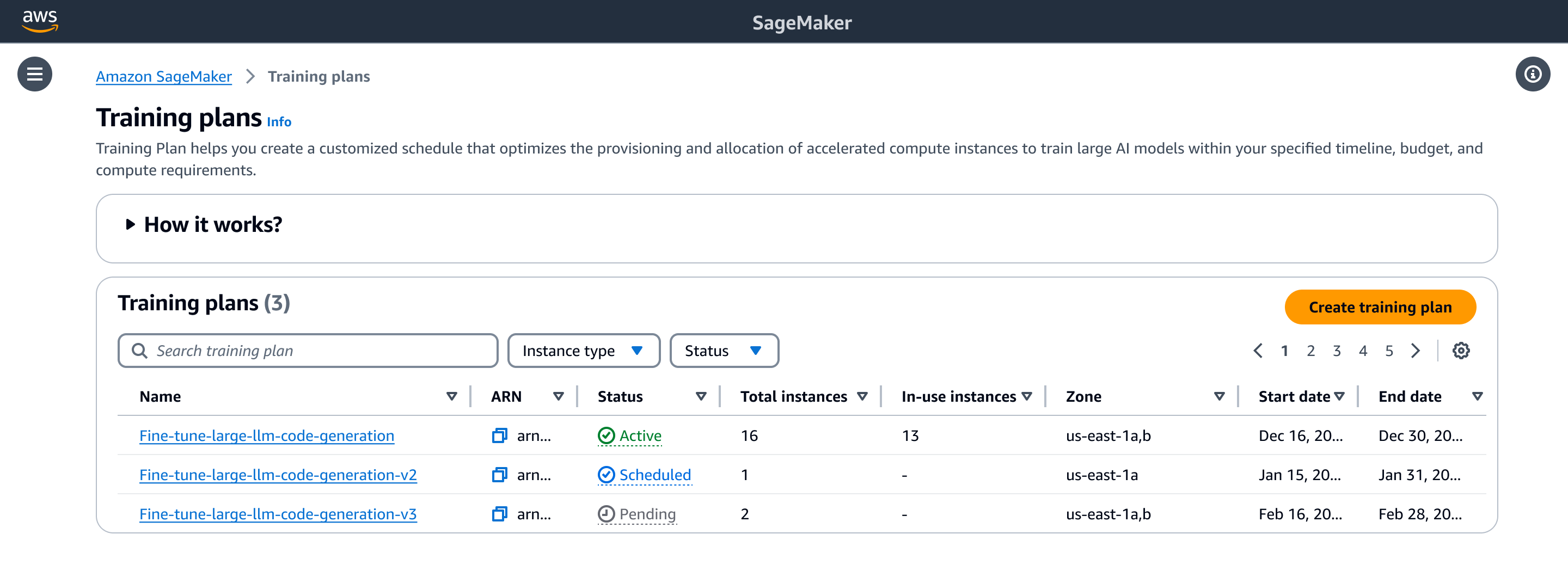 SageMaker La consola de IA muestra la página con la lista de planes de entrenamiento. La página incluye una tabla con los planes de formación con detalles como el nombre, el estado, el total de instancias, las instancias en uso, la zona, la fecha de inicio y la fecha de finalización. Aparece un botón para crear un nuevo plan de formación.