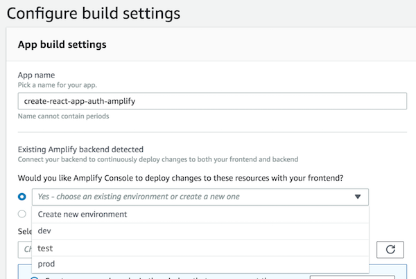 Capture d'écran de la page Configurer les paramètres de build de la console Amplify, indiquant où sélectionner un environnement principal à déployer avec un environnement frontal.
