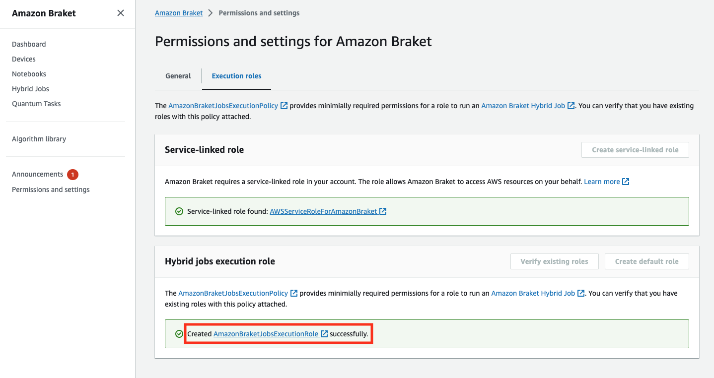 Page d'autorisations et de paramètres Amazon Braket indiquant qu'un rôle lié à un service a été trouvé et qu'un rôle d'exécution de tâches hybrides a été créé avec succès.