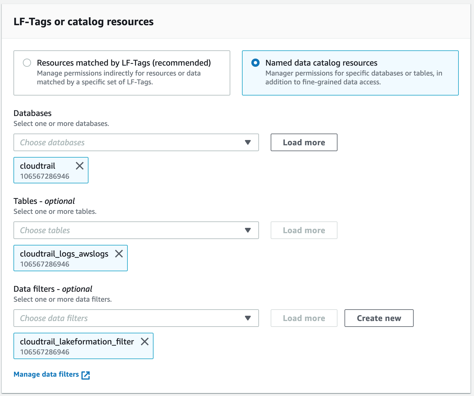 L'image est une capture d'écran de la page Autorisations de la console. La section « Balises LF ou ressources de catalogue » s'affiche, avec l'option « Ressources de catalogue de données nommées » sélectionnée. Sous Bases de données, une valeur est fournie :cloudtrail. Pour les tables, une valeur est fournie : cloudtrail-logs-aws _logs. Pour les filtres de données, une valeur est fournie : cloudtrail_lakeformation_filter.