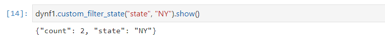 Tangkapan layar menunjukkan sel dalam AWS Glue notebook dengan argumen diteruskan ke fungsi DynamicFrame.show.