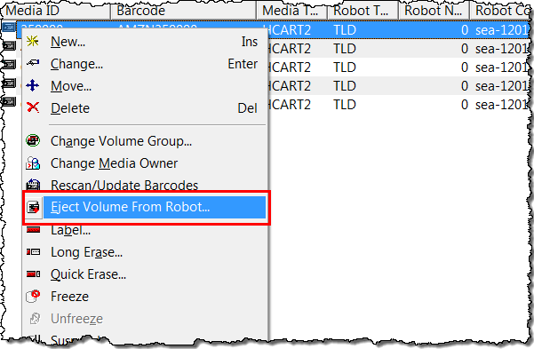 NetBackup daftar kaset virtual yang menampilkan menu konteks tape dengan volume eject dari robot yang disorot.