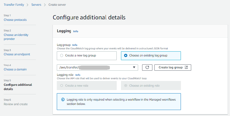 Panel logging untuk Mengonfigurasi detail tambahan di wizard Buat server. Pilih grup log yang ada dipilih.