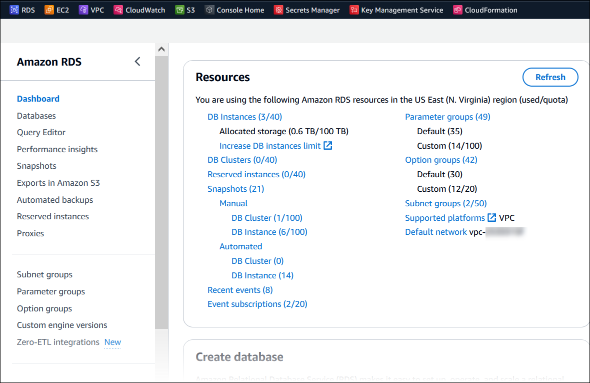 Home page della console RDS. Il pannello di sinistra include collegamenti per Dashboard, Database e così via. Il pannello centrale elenca risorse come le istanze DB.