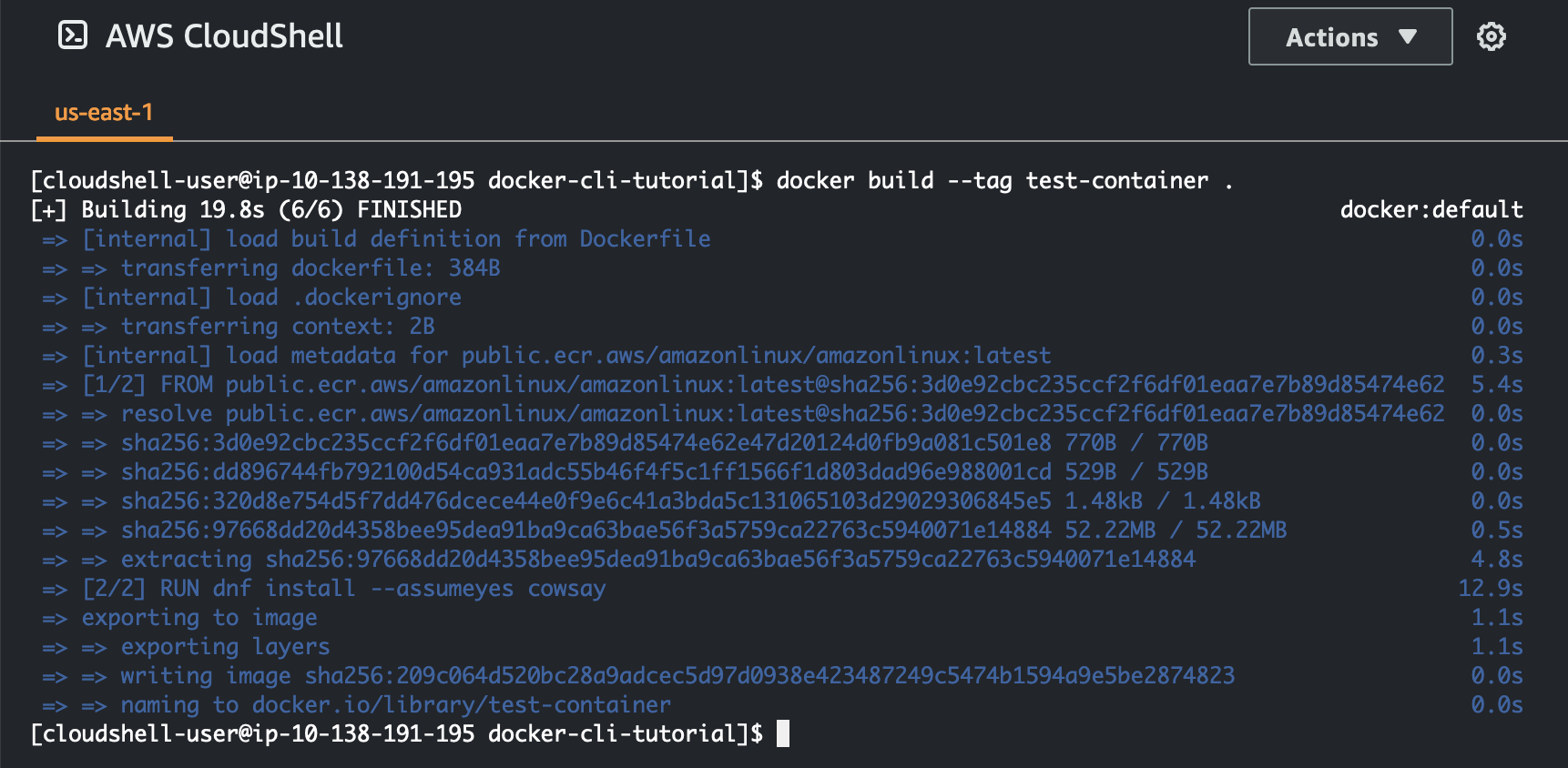 Immagine del comando docker build eseguito all'interno. AWS CloudShell