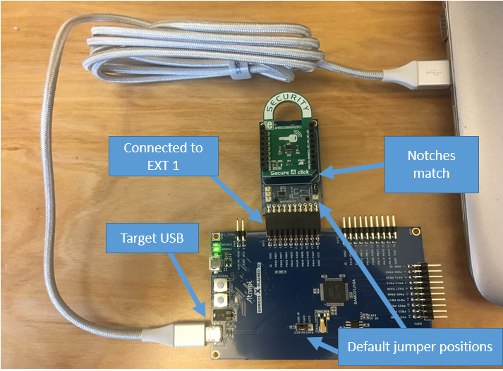 Breadboard con cavo USB etichettato «Target USB», collegata a un dispositivo esterno denominato «Connected to EXT 1", tacche che corrispondono alle posizioni predefinite dei jumper.