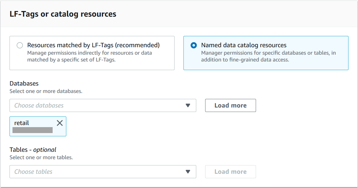 
                        La sezione LF-Tags o catalog resources contiene due riquadri disposti orizzontalmente, dove ogni riquadro contiene un pulsante di opzione e un testo descrittivo. Le opzioni sono Risorse abbinate a LF-Tags e Risorse nominate del catalogo di dati. Sotto i riquadri ci sono due elenchi a discesa: Database e Tabella. L'elenco a discesa Database contiene un riquadro sottostante contenente il nome del database selezionato.
                     