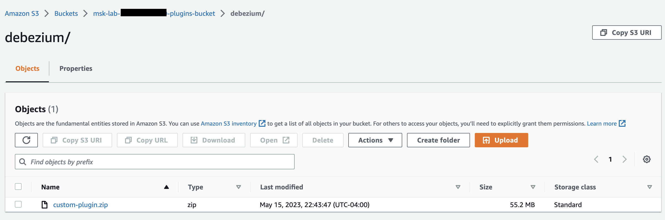 Bucket S3 che mostra la cartella debezium con il file custom-plugin.zip, 55,2 MB, modificato il 15 maggio 2023.
