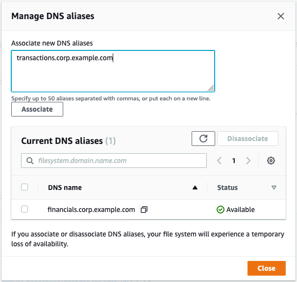 FSx コンソール DNS エイリアスの管理ウィンドウは、このウィンドウを使用して、DNS エイリアスを FSx for Windows File Server ファイルシステムに関連付けたり関連付けを解除したりします。