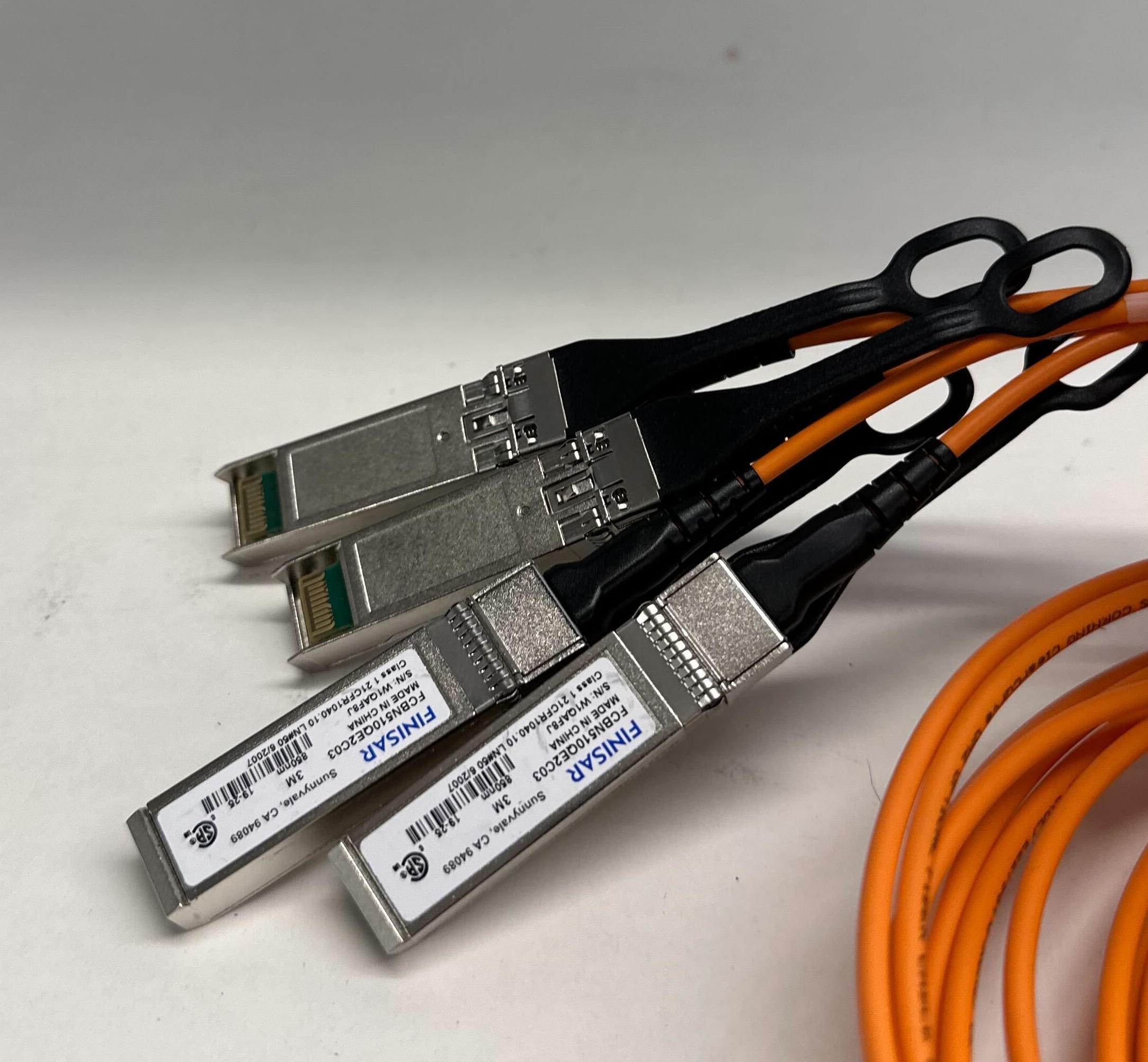 4 本のブレークアウト ケーブルを示す QSFP ケーブルの画像。