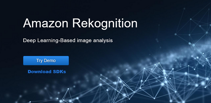 Amazon Rekognition 深層学習ベースの画像分析製品ページには、「デモを試す」ボタンとSDKs」ボタンがあります。
