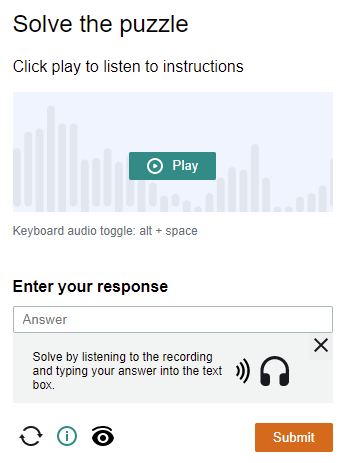 画面には「Solve the puzzle」(パズルを解いてください) というタイトルと「Click play to listen to instructions」(再生をクリックして指示を聞いてください) というテキストが含まれています。テキストの下には、[Play] (再生) ボタンを示す画像があります。画像の下には「Keyboard audio toggle: alt + space」(キーボード音声切り替え: alt + スペース) というテキストがあります。以下は「Enter your response」(回答を入力) というタイトルで、その下にテキスト入力ボックスがあります。開いている情報ボックスには、「Solve by listening to the recording and typing your answer into the text box」(録音を聞いて、テキストボックスに回答を入力して解いてください) というテキストが含まれています。画面の下部には、別のパズルをロードしたり、情報ボックスの表示と非表示を切り替えたり、視覚パズルに切り替えたりするオプションがあります。また、下部には [Submit] (送信) ボタンがあります。