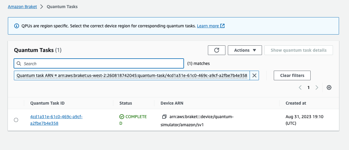 Amazon Braket Quantum Tasks 콘솔은 작업 ID, 완료 상태로 표시된 완료된 양자 작업, 양자 시뮬레이터의 디바이스 ARN 및 생성 시간을 보여줍니다.