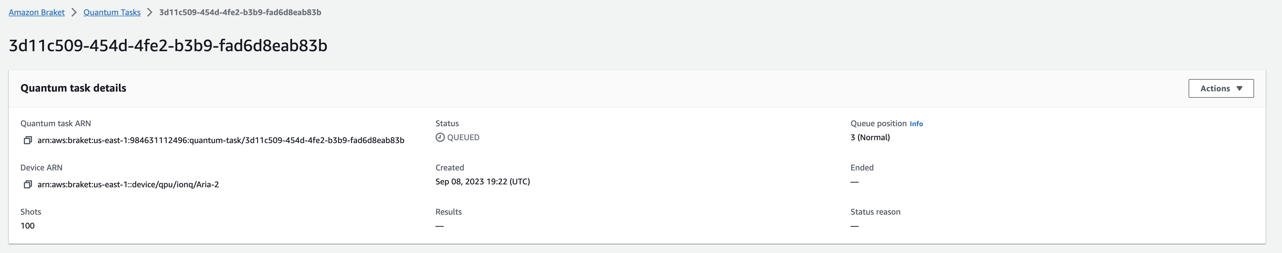 작업 ARN, 디바이스 ARN, 샷 수, 대기열 위치 및 상태를 대기열로 표시하는 Amazon Braket 양자 작업 세부 정보 인터페이스입니다.