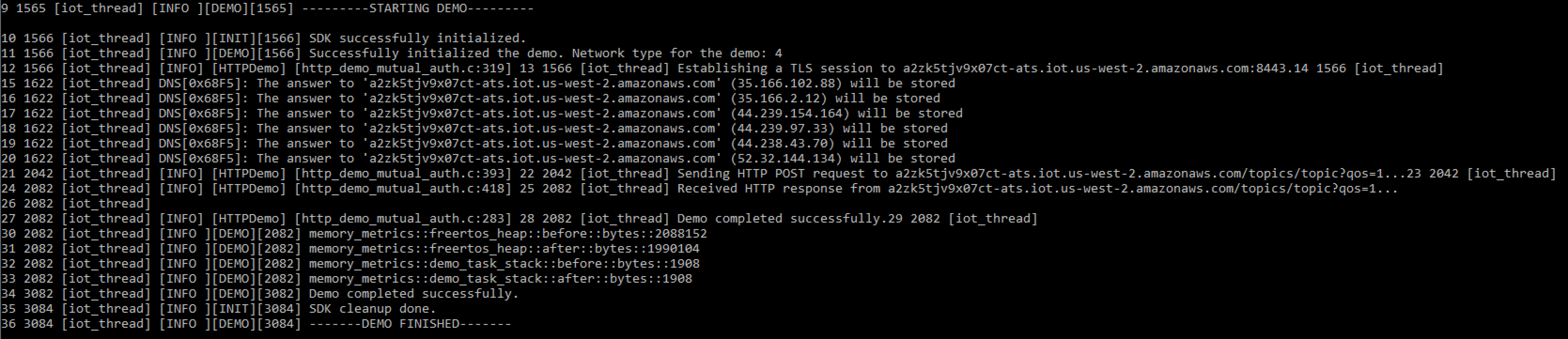 AWS IoT 데모 초기화, TLS 세션 설정, HTTP POST 요청 및 성공적인 데모 완료를 나타내는 메모리 지표를 보여주는 로그 출력입니다.