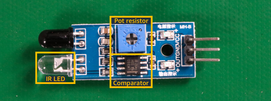 회로 기판의 IR LED, 포트 저항기 및 콤퍼레이터 칩을 보여주는 구성 요소 이미지.