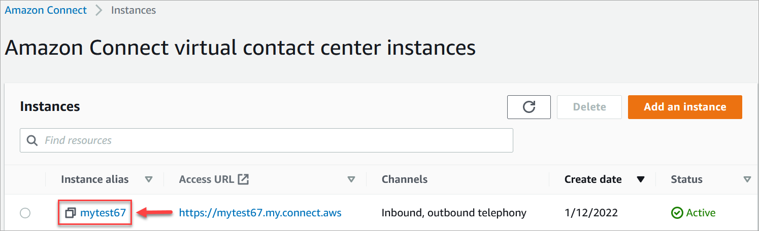 
                            Página Instâncias da central de atendimento virtual do Amazon Connect e o alias da instância.
                        