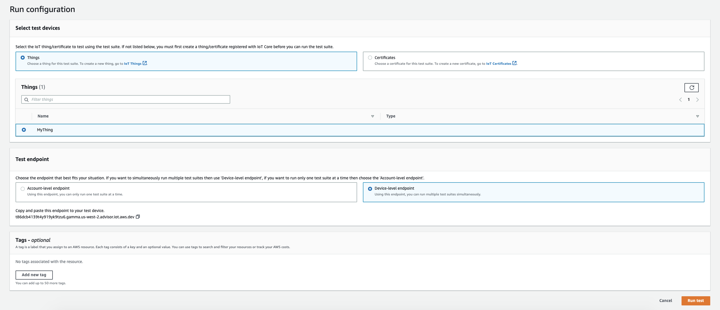 A configuração para executar uma suíte de testes AWS IoT Core, permitindo que você selecione dispositivos de teste (itens ou certificados), escolha um endpoint de teste (no nível da conta ou do dispositivo) e, opcionalmente, adicione tags.