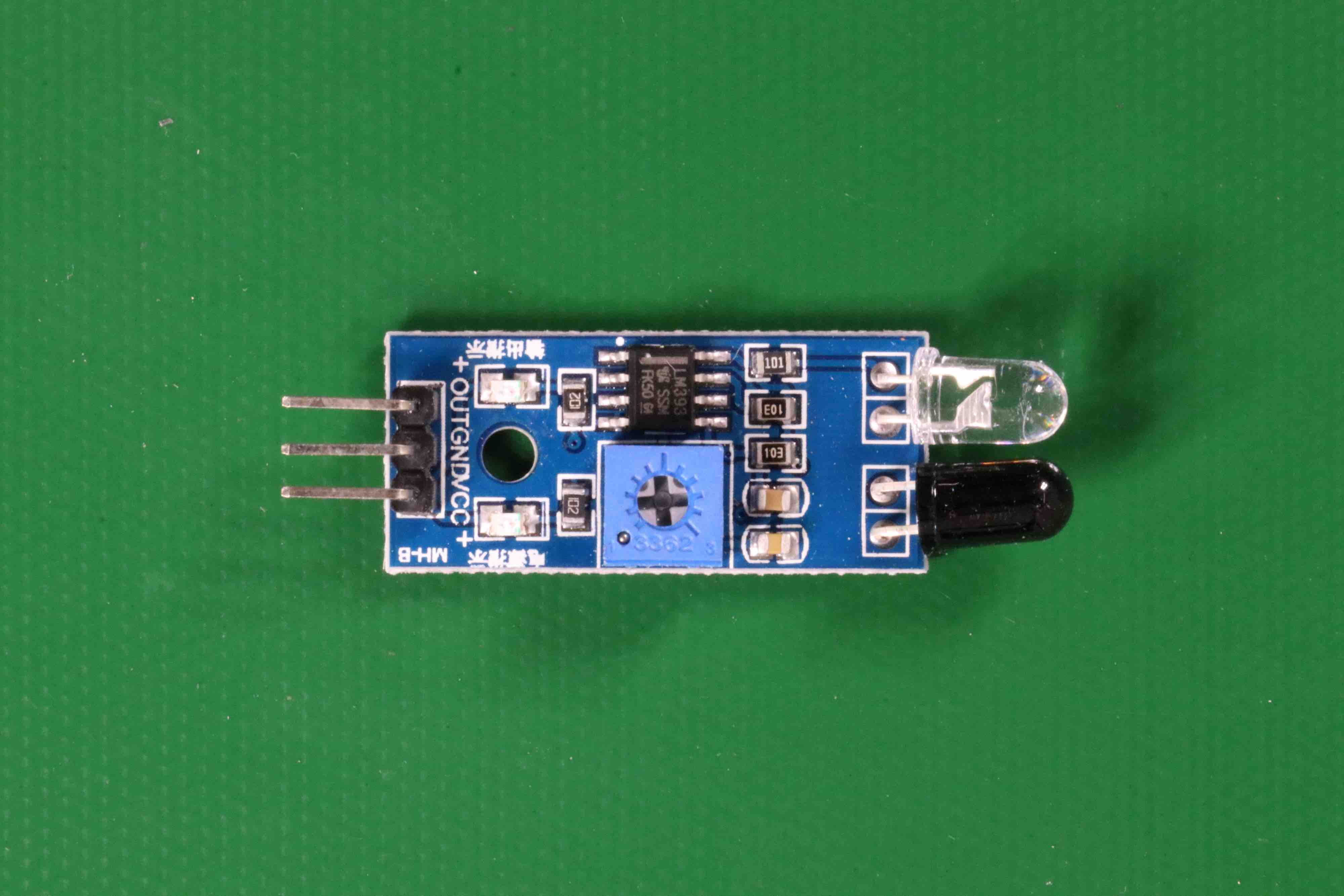 Circuito pequeno com vários componentes eletrônicos e pinos de conexão.