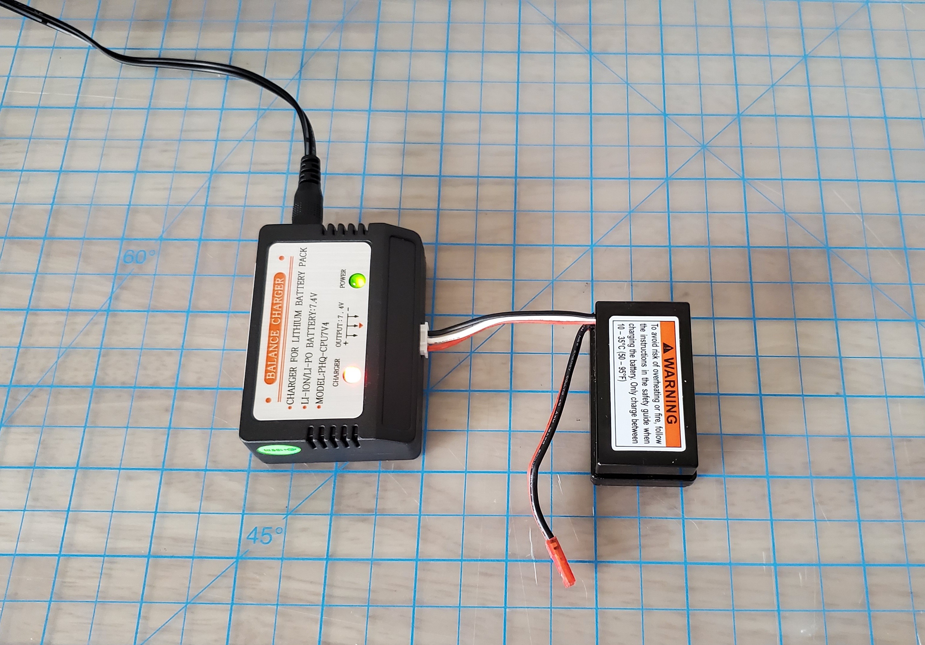 图片：车辆的驱动模块蓄电池连接到插入电源插座的电池充电器。