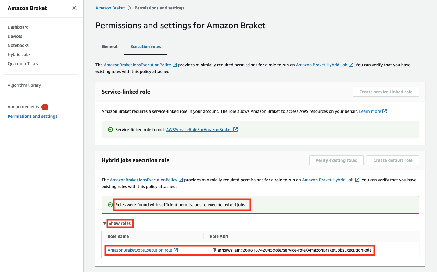 Amazon Braket 許可和設定畫面顯示找到的服務連結角色，以及具有足夠許可執行混合任務的現有角色。