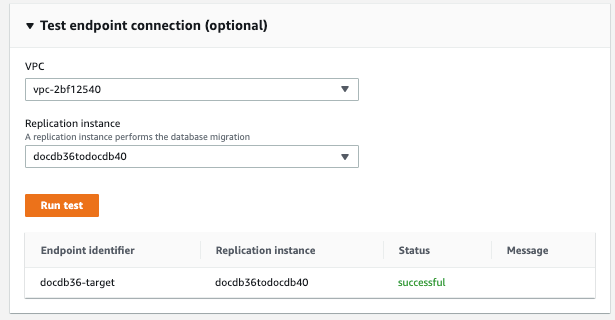 影像： AWS DMS 目標的測試端點連線對話方塊，顯示兩個下拉式功能表、一個測試按鈕，以及執行的測試清單。