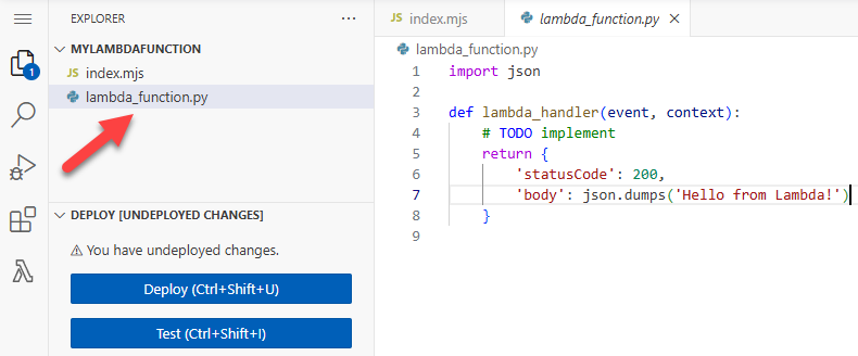 圖顯示主控台程式碼編輯器，其中有箭頭強調檔案總管中的 lambda_function.py 檔案