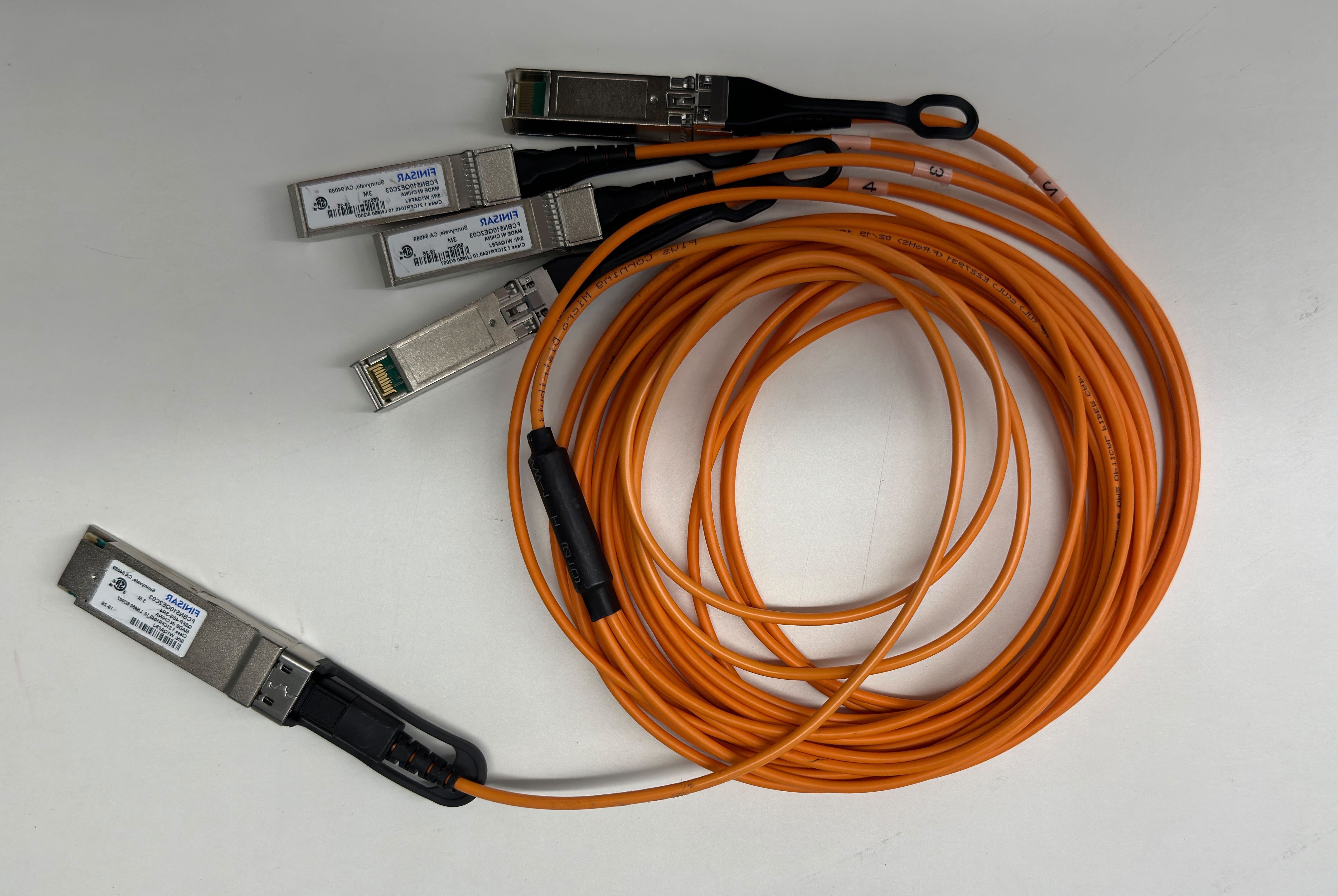顯示兩端的 QSFP 纜線影像。